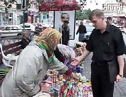 В Ужгороді на боротьбу з базарними бабками вийшли "люди в чорному"