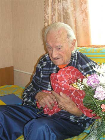 Керівник Закарпаття привітав художника Ернеста Контратовича з 95-літтям