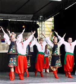 Виступає "Веселка"