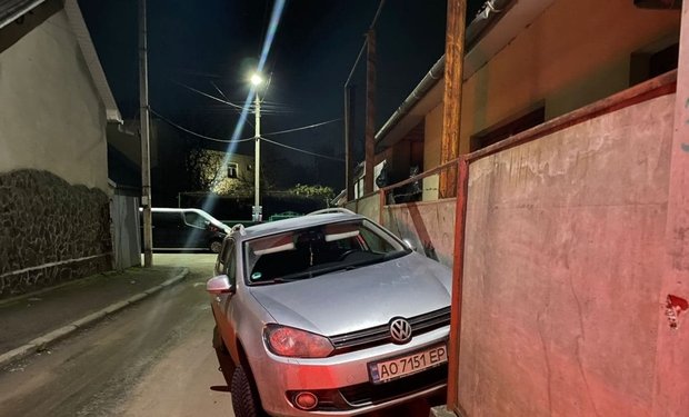 В Ужгороді авто влетіло у паркан приватного дворогосподарства. Водій утік