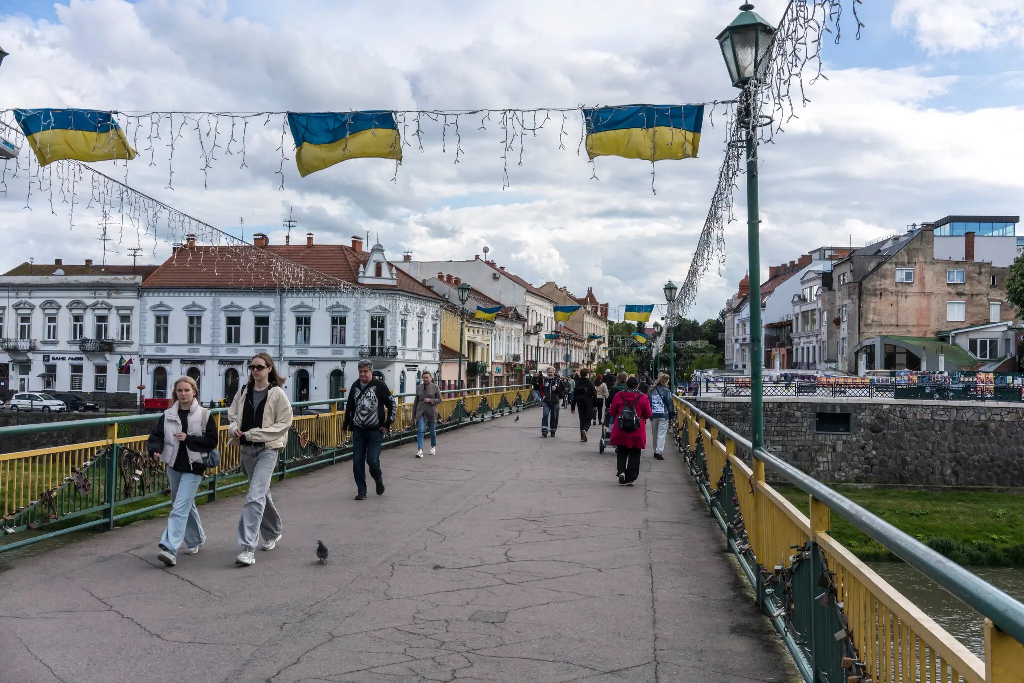 Пішохідний міст через річку Уж в Ужгороді, Україна